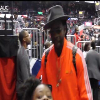 @hairweavekiller and his adorabe daughters attended the #atlhawks vs #bulls game this week. #2chainz takes time to take a quick #selfie with a fan before leaving